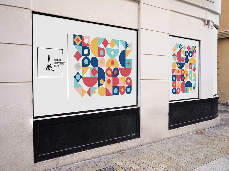 Pose d'adhésif sur vitrine avec un design coloré et géométrique pour la signalétique d'une boutique