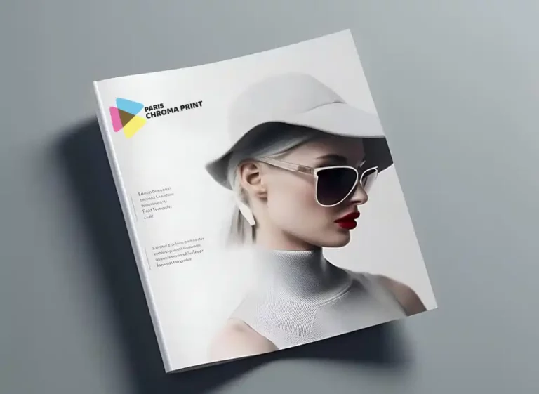 Couverture de magazine avec modèle portant des lunettes de soleil et un chapeau blanc, avec le logo de Paris Chroma Print